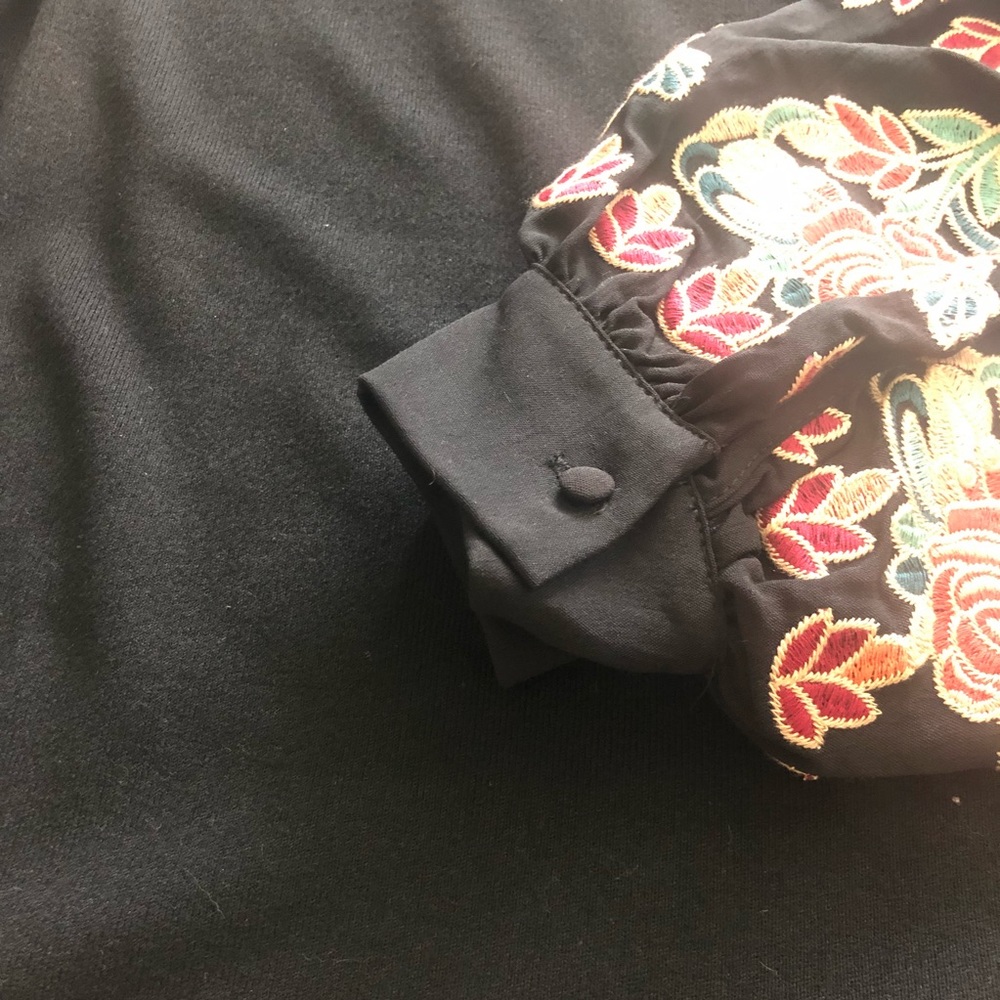 5⭐️ Embroidered balloon sleeve blouse - by THML - Picture 5 of 8